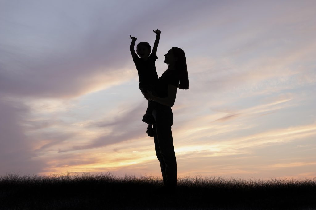 https://www.freepik.com/free-photo/full-shot-mother-kid-silhouettes_36029191.htm#fromView=search&page=1&position=10&uuid=bbd8fbb5-cdef-468e-a03e-6b2815dd162d&query=ibu+tampak+belakang%2C+siluet